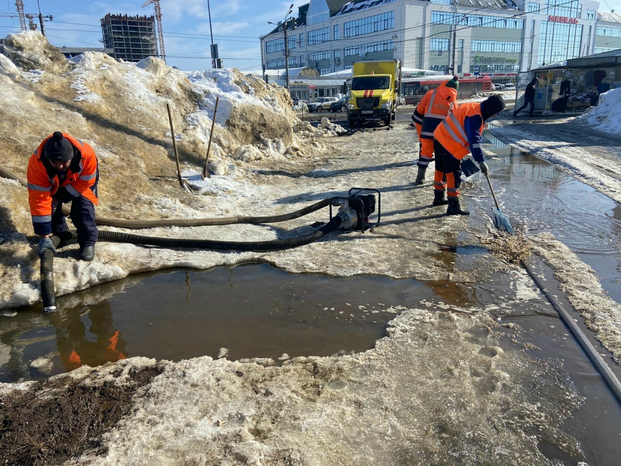 «Метроэлектротранс»: Из-за таяния снега воду с трамвайных путей откачивают ежесуточно