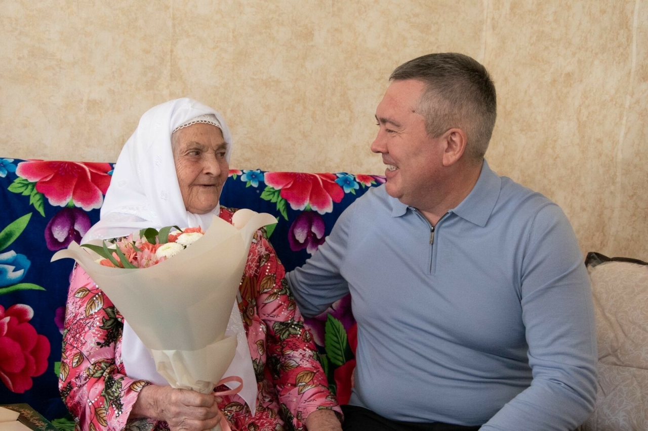 «Крепкая и любящая семья»: 100-летняя именинница раскрыла секрет своего долголетия