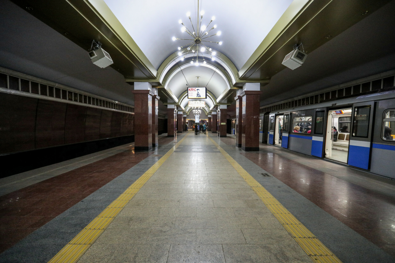 В Казани на станции метро «Проспект Победы» на пути упала женщина
