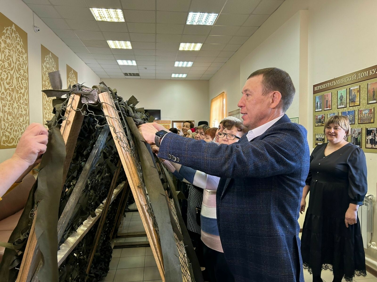 Рамиль Муллин присоединился к волонтерам, научившим его плести маскировочные сети