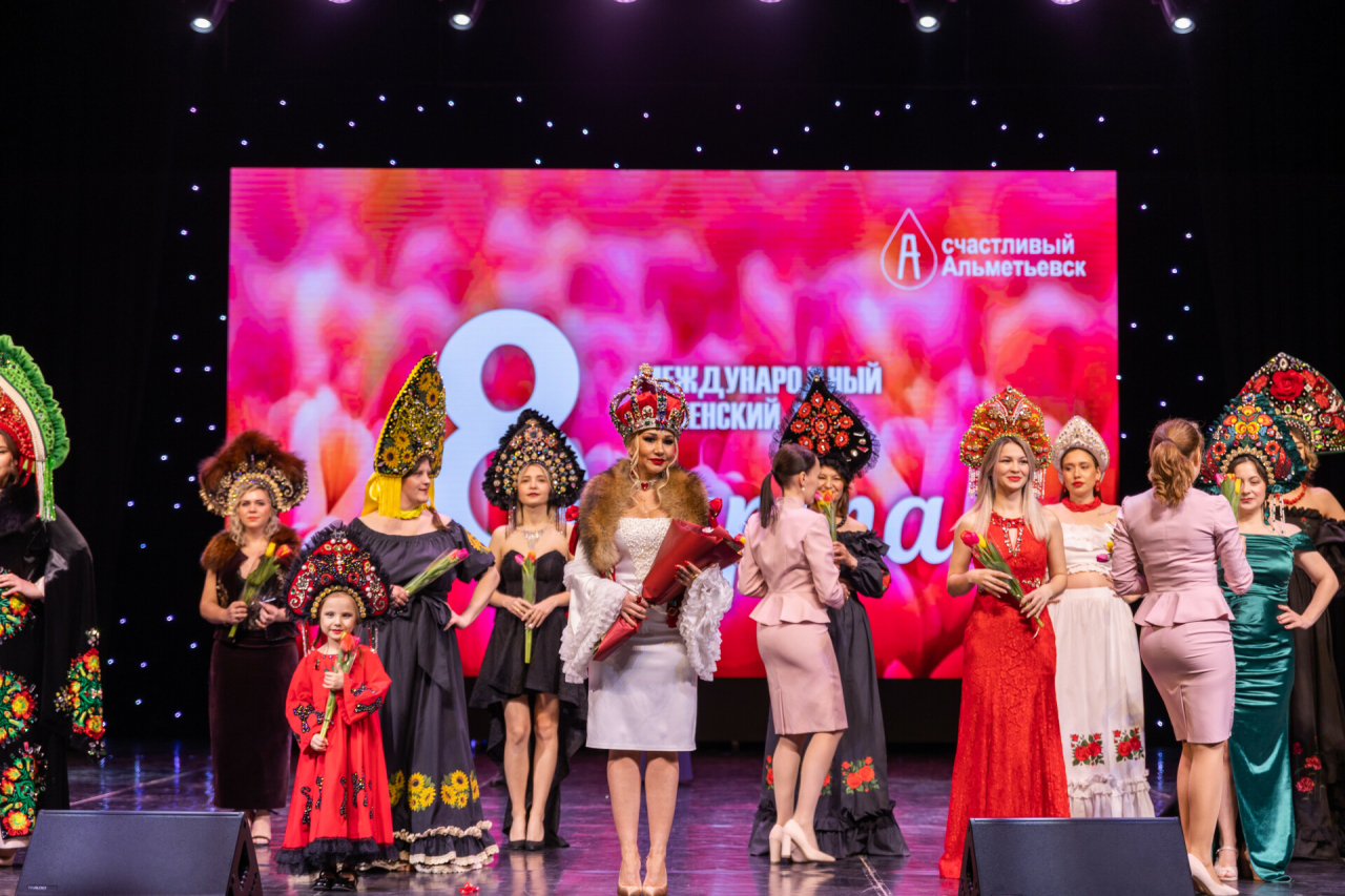 Жены бойцов СВО устроили модное дефиле «Матушка-земля» в Альметьевске