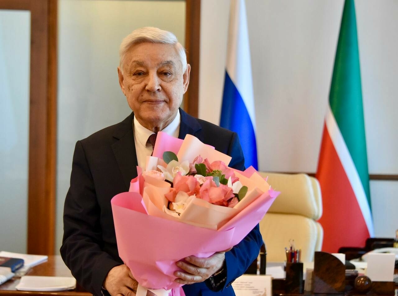 Мухаметшин поздравил жительниц Татарстана с 8 Марта