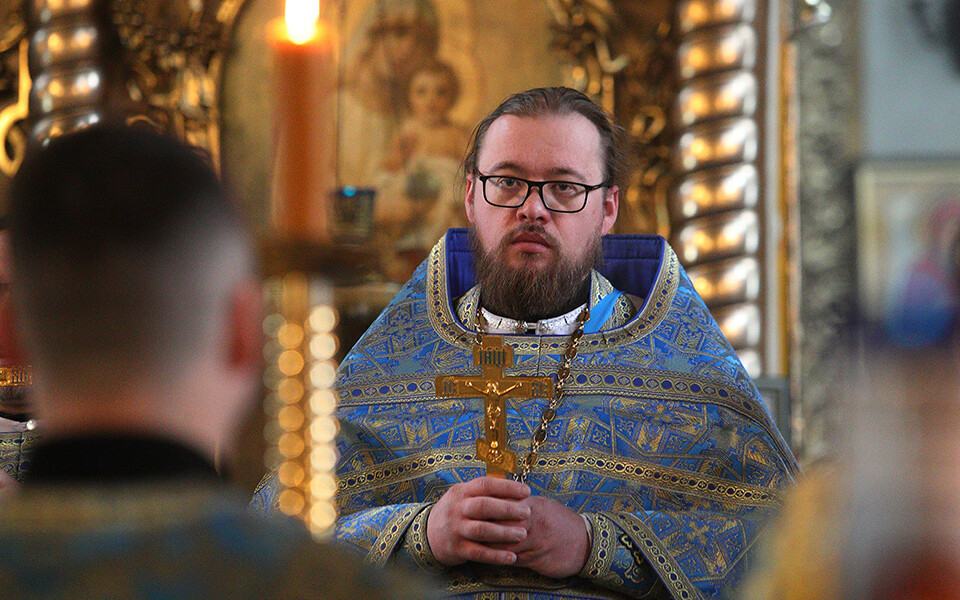 «Красная нить – это чертенок на твоей руке»: казанский священник о «талисмане-обереге»