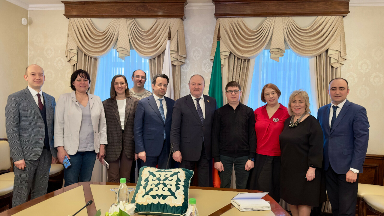 Делегация «Татмедиа» встретилась с Равилем Ахметшиным и возложила цветы к памятнику Тукая