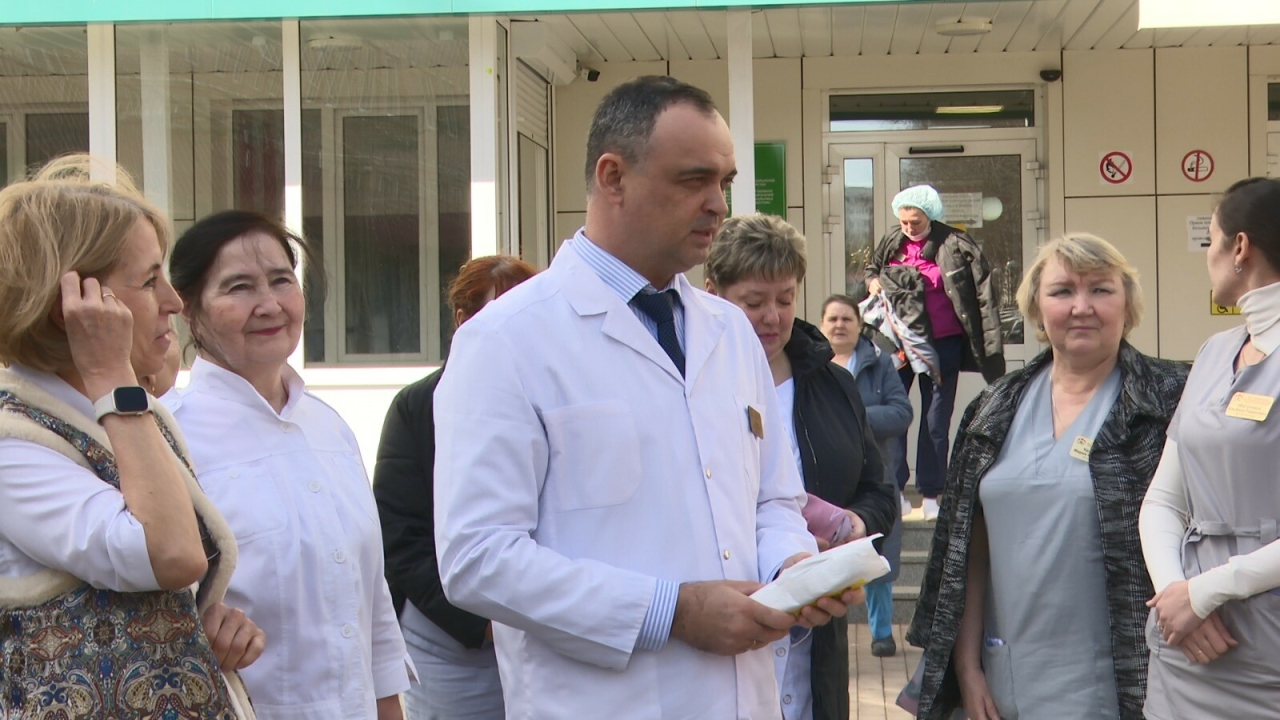 Сотрудники детской больницы в Нижнекамске передали 250 тыс. рублей бойцам СВО