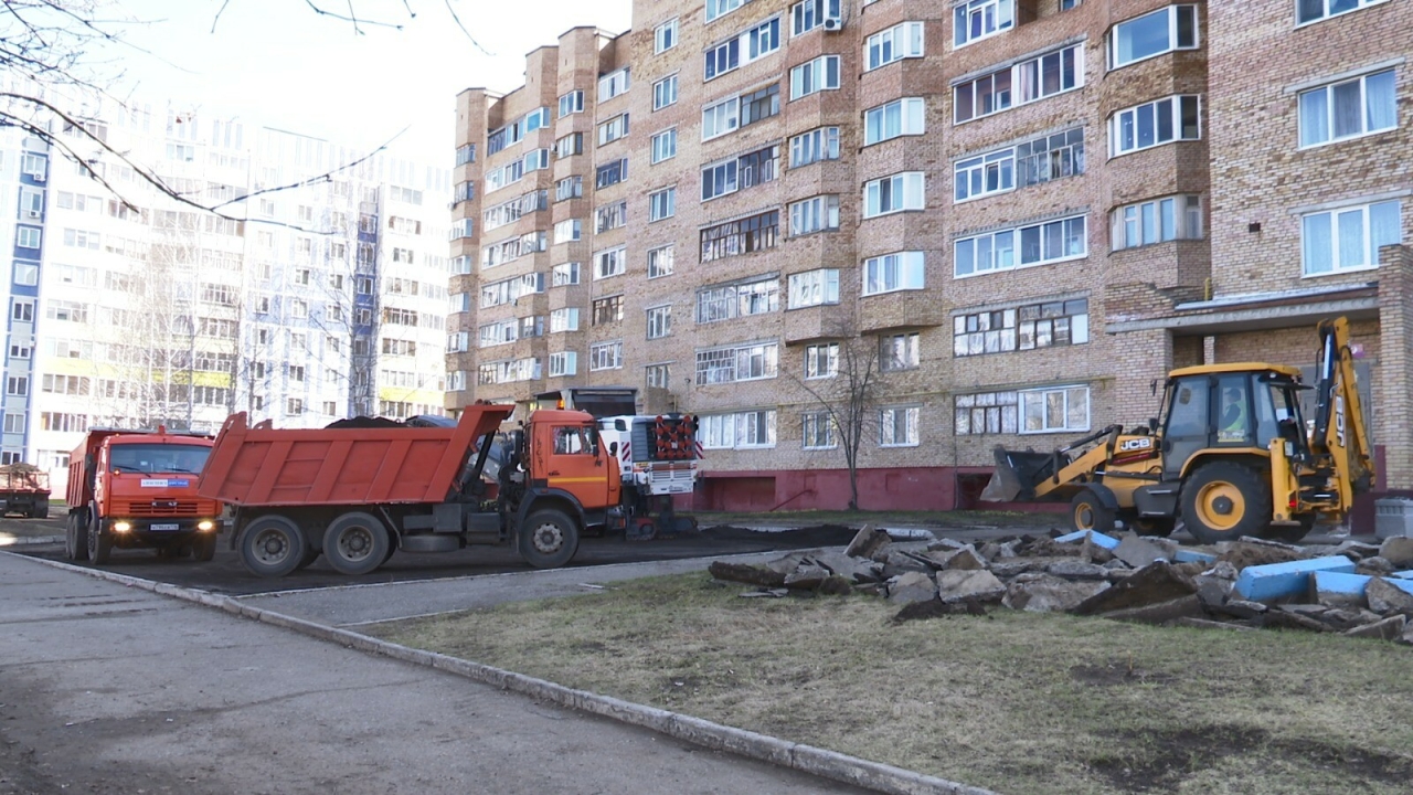 В Нижнекамске по проекту «Наш двор» начали срезать асфальт и демонтировать бордюры