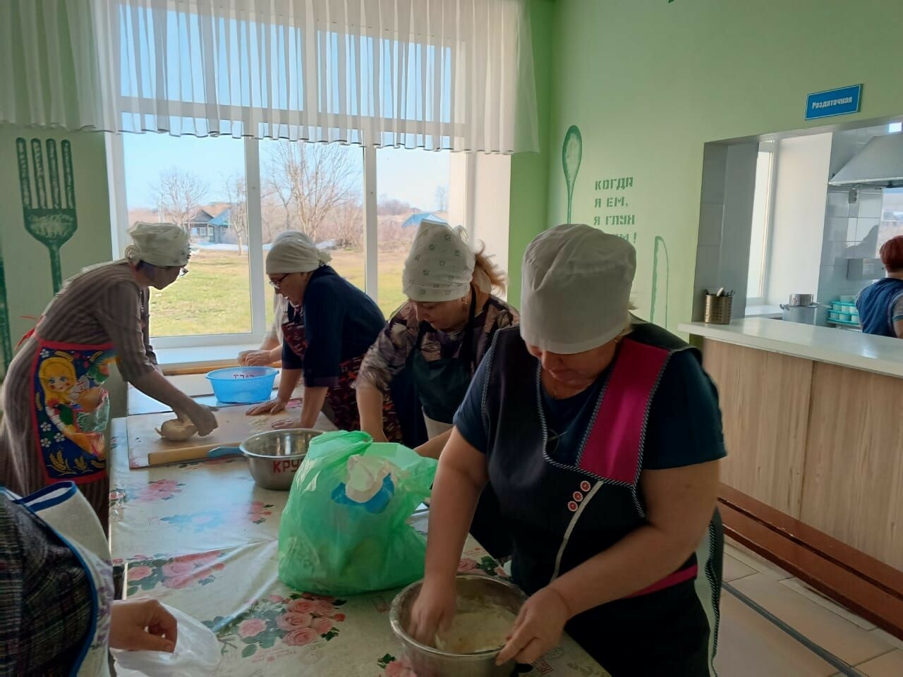 Коллектив мензелинской кадетской школы-интерната приготовил лапшу для бойцов СВО