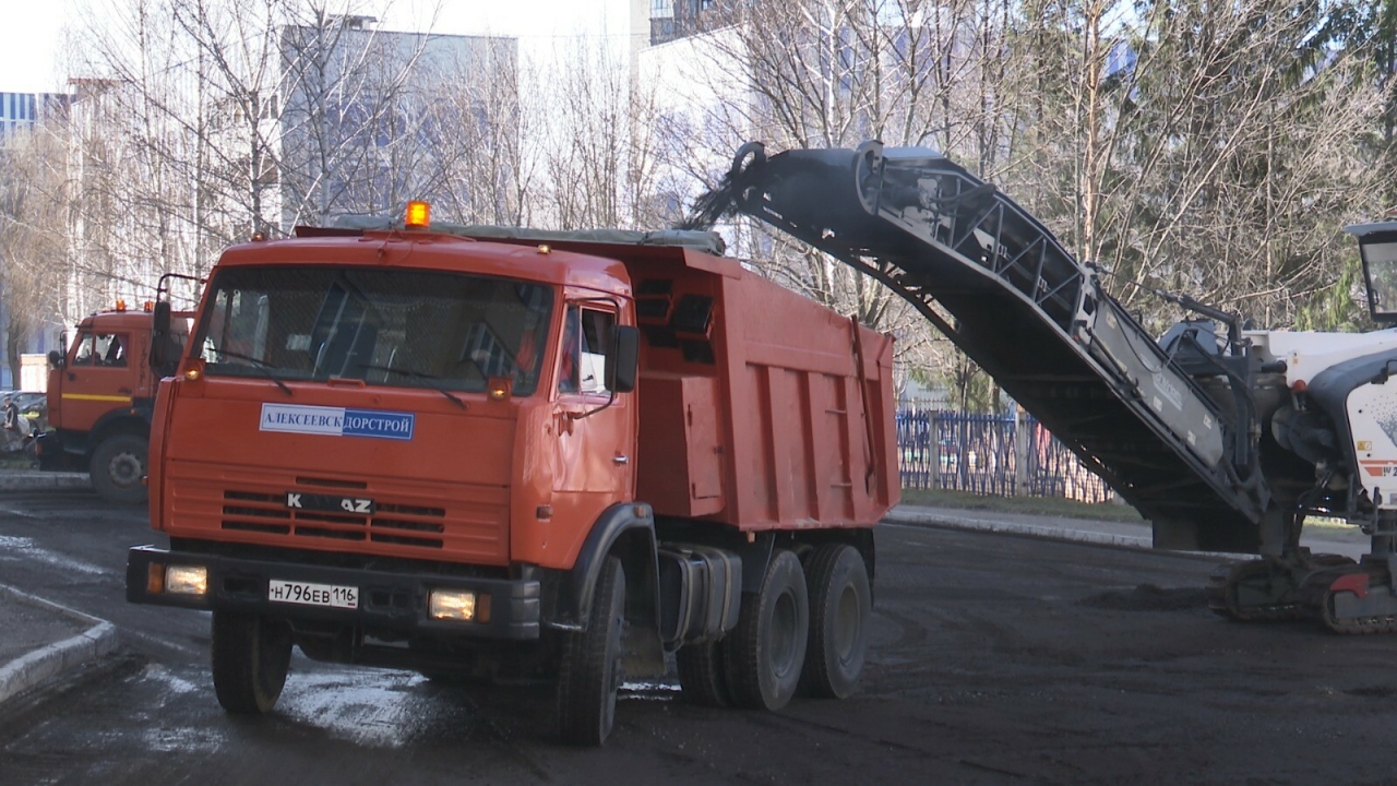 В Нижнекамске по проекту «Наш двор» начали срезать асфальт и демонтировать бордюры