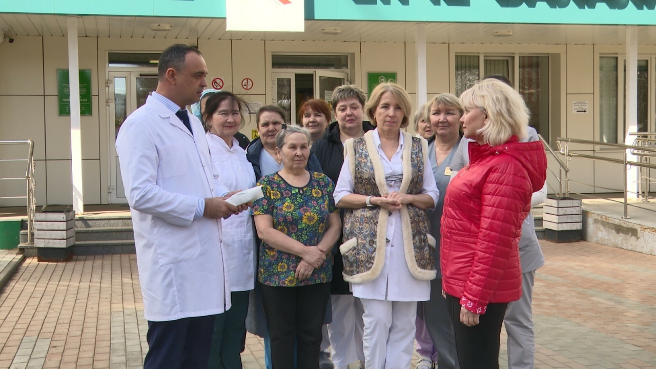Сотрудники детской больницы в Нижнекамске передали 250 тыс. рублей бойцам СВО
