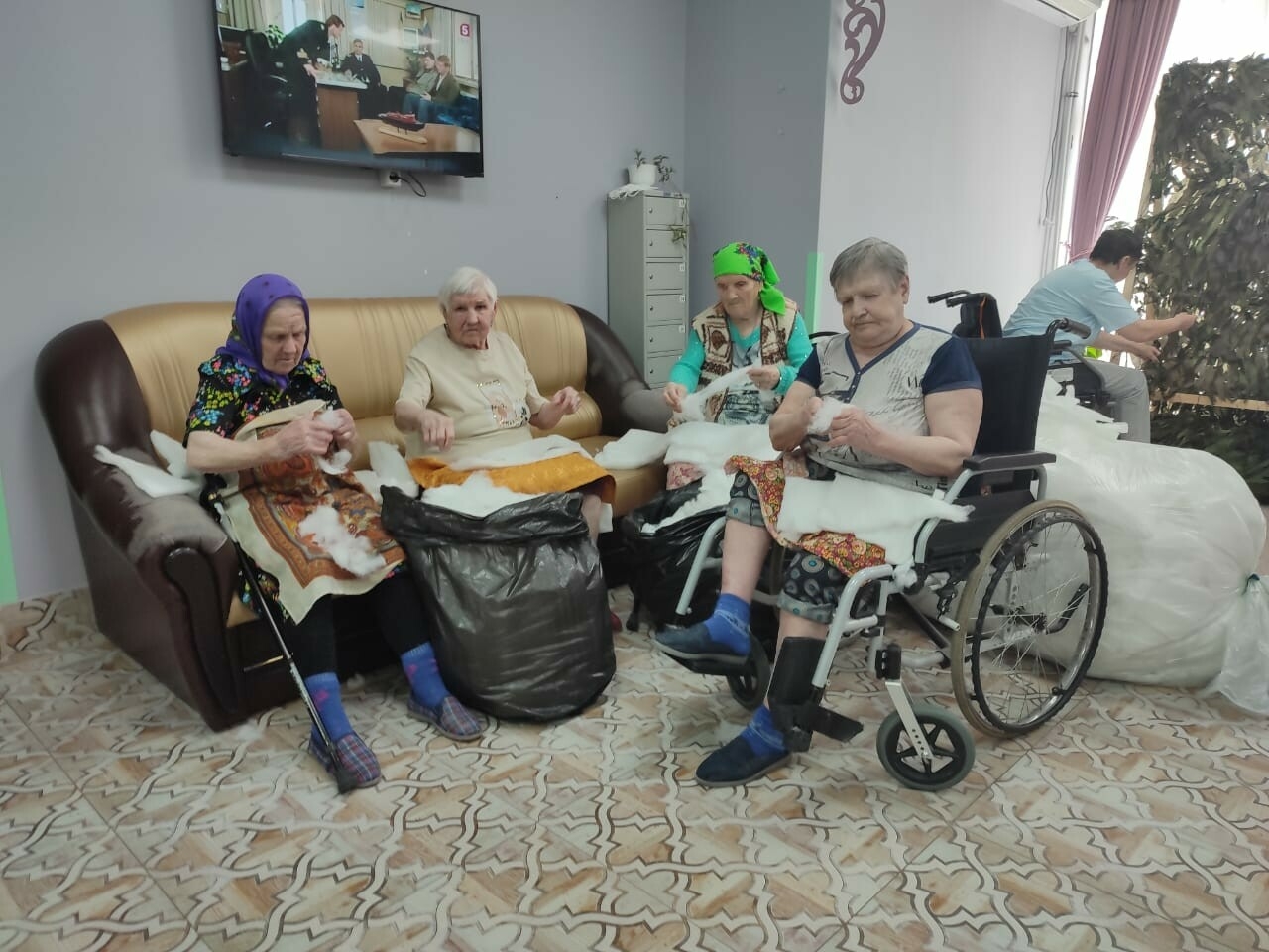 В Лениногорске жители дома-интерната для престарелых шьют подушки для госпиталей на СВО