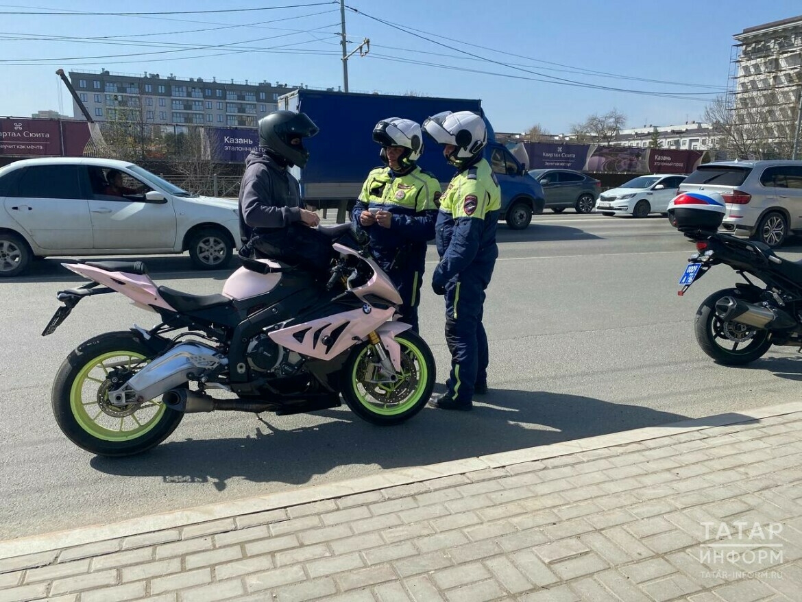 «Второй раз уже за утро остановили»: в Казани проверили, соблюдают ли мотоциклисты ПДД