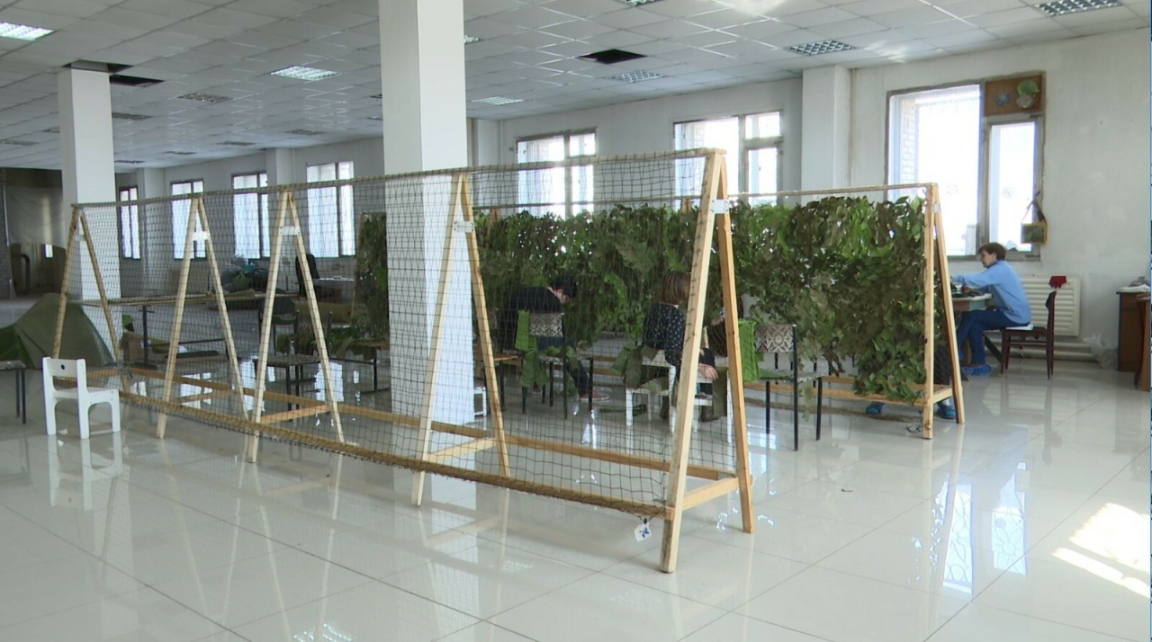 «Наши сетки укрывают ребят»: нижнекамские волонтеры сплели более 350 масксетей