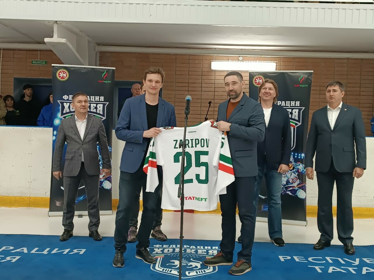 Легенда хоккея Данис Зарипов провел мастер-класс в Бавлах