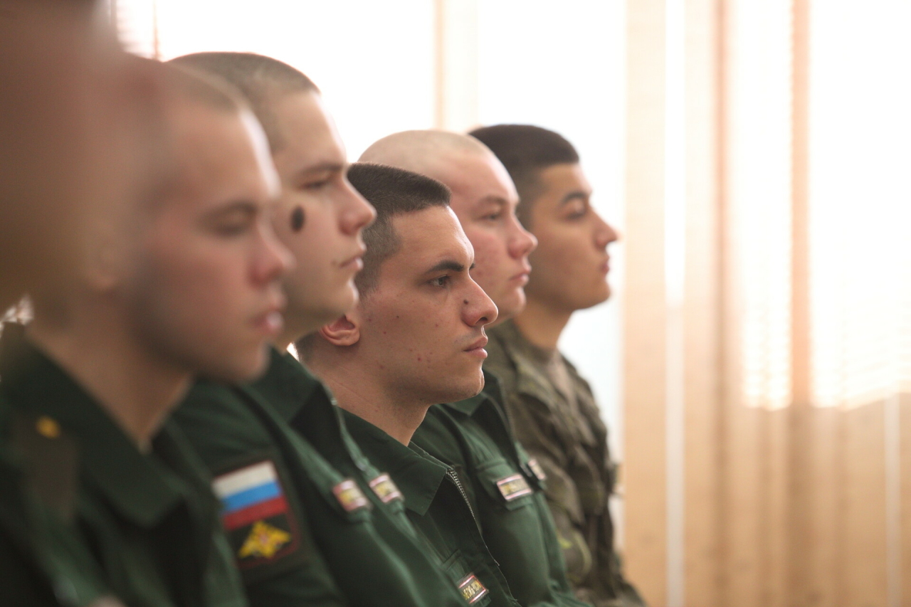 «Армия из парней делает мужчин»: из Татарстана отправляется первая партия призывников