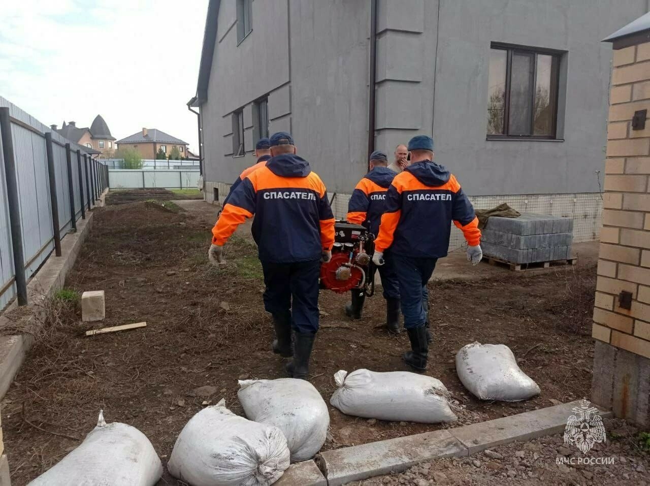 Отряд МЧС из Татарстана продолжает откачивать воду в подтопленном Оренбурге