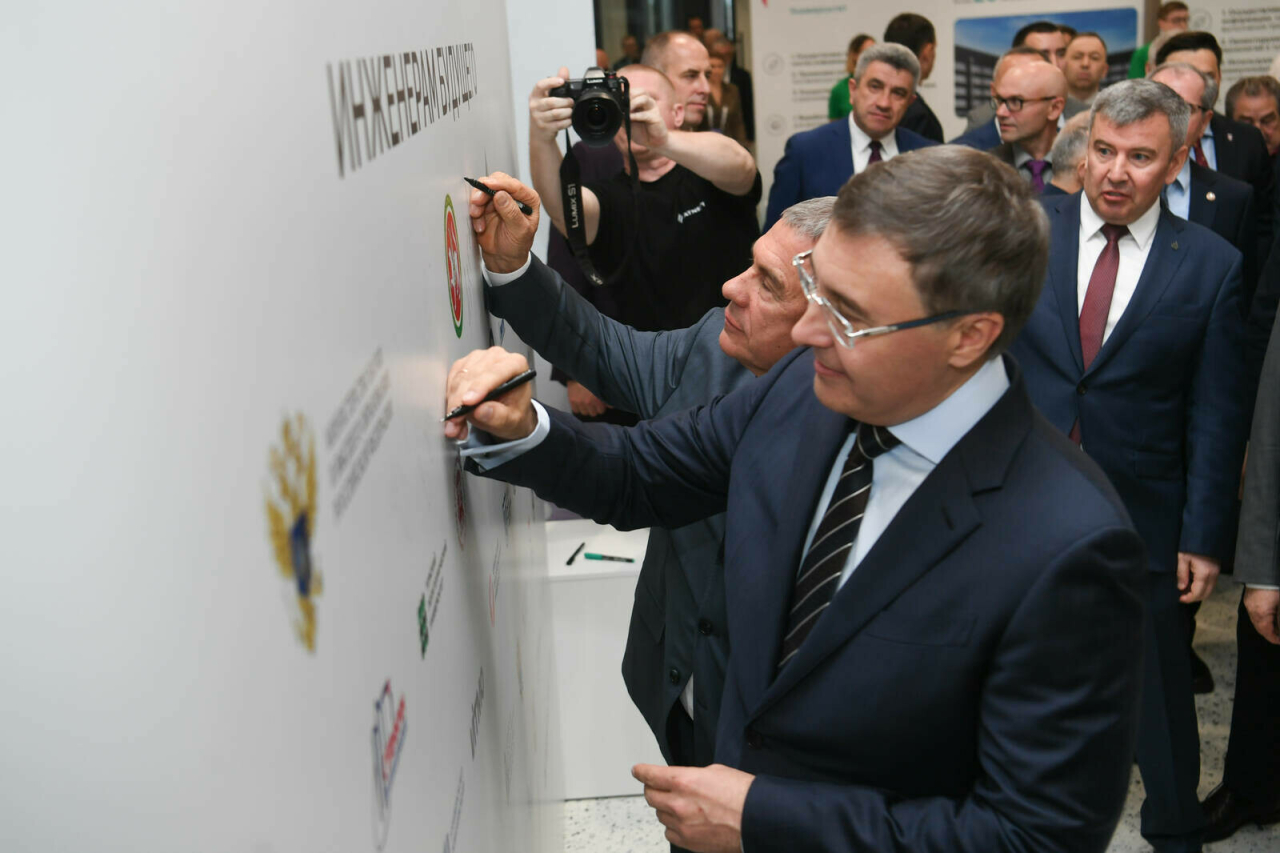 Фальков и Минниханов оставили подписи на стенде в Высшей школе нефти в Альметьевске