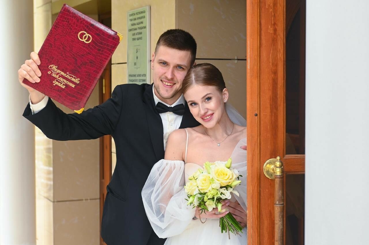 «Свадебный бум» произошел в ЗАГСе Нижнекамска в зеркальную дату 24.04.2024