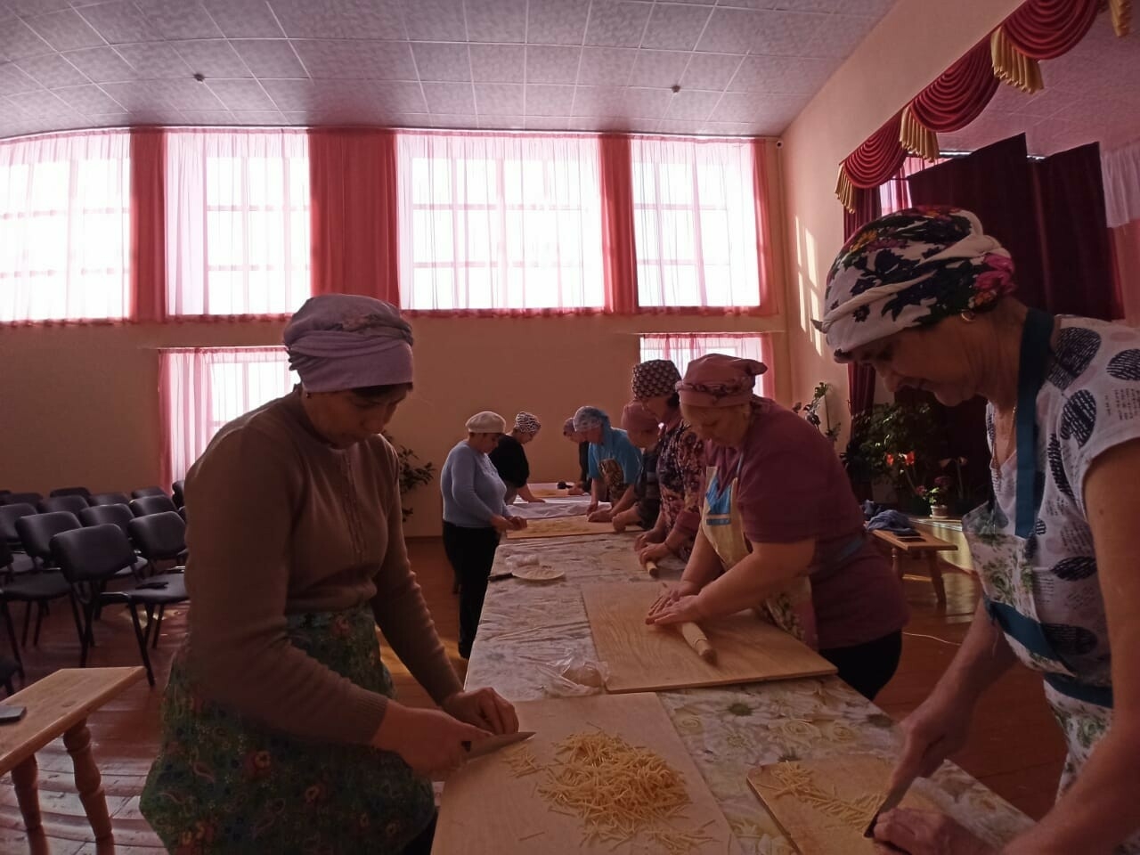 «С теплом родного дома»: мастерицы в Камском Устье приготовили лапшу для земляков на СВО