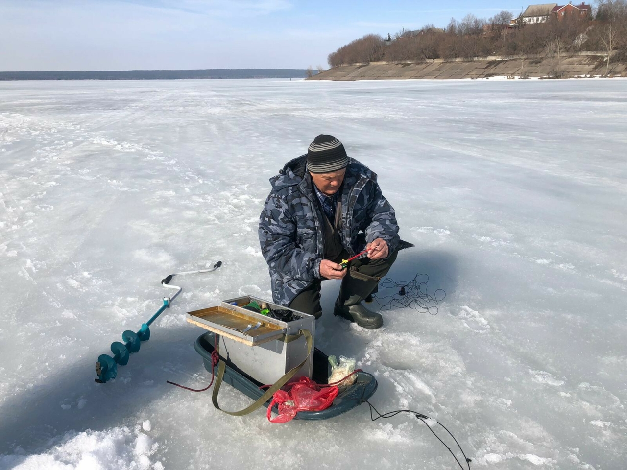 «Купил копченую, жене сказал, что такая клюнула»: рыбаки из Челнов завершают зимний сезон