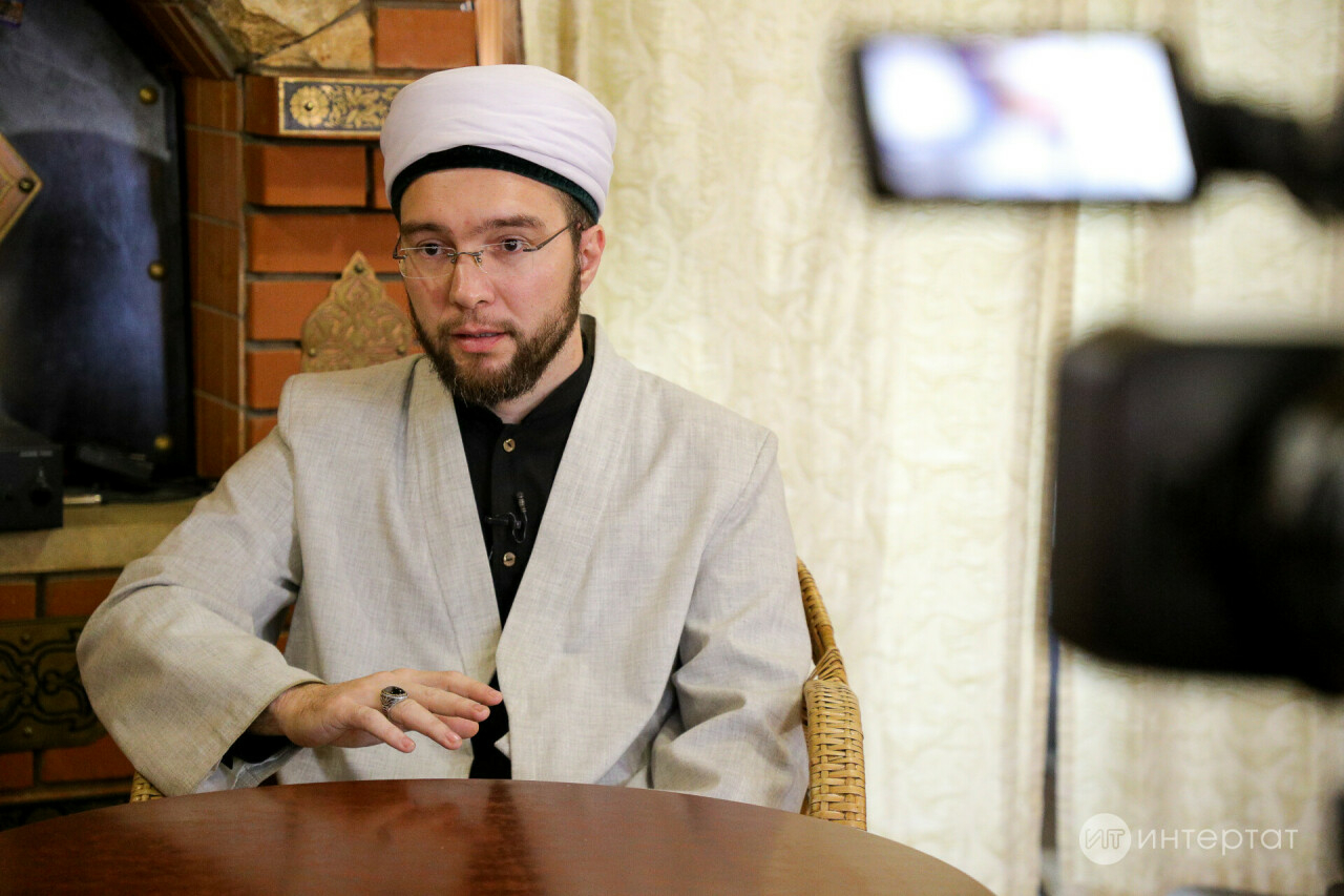 «Это они из зависти»: имам мечети «Туган авылым» ответил на критику «дорогих» ифтаров