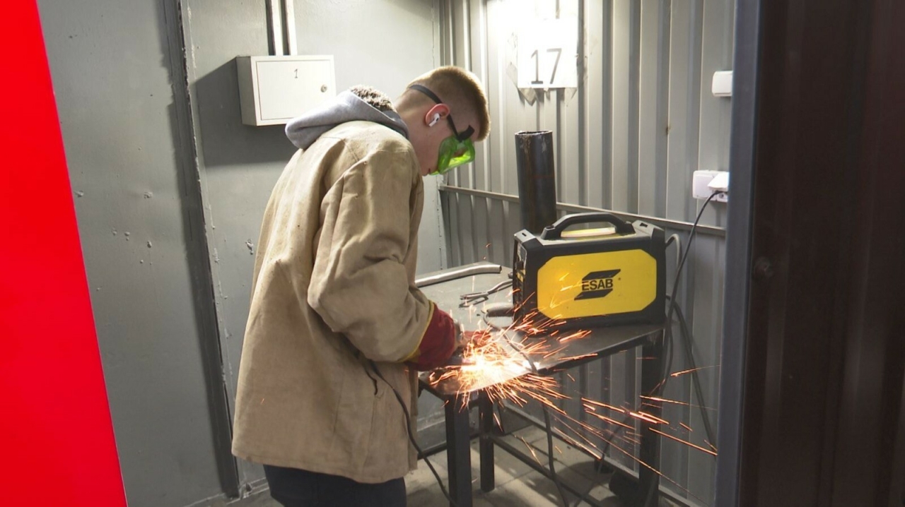 «Стараемся как для себя»: студенты Нижнекамска отправили печи бойцам СВО