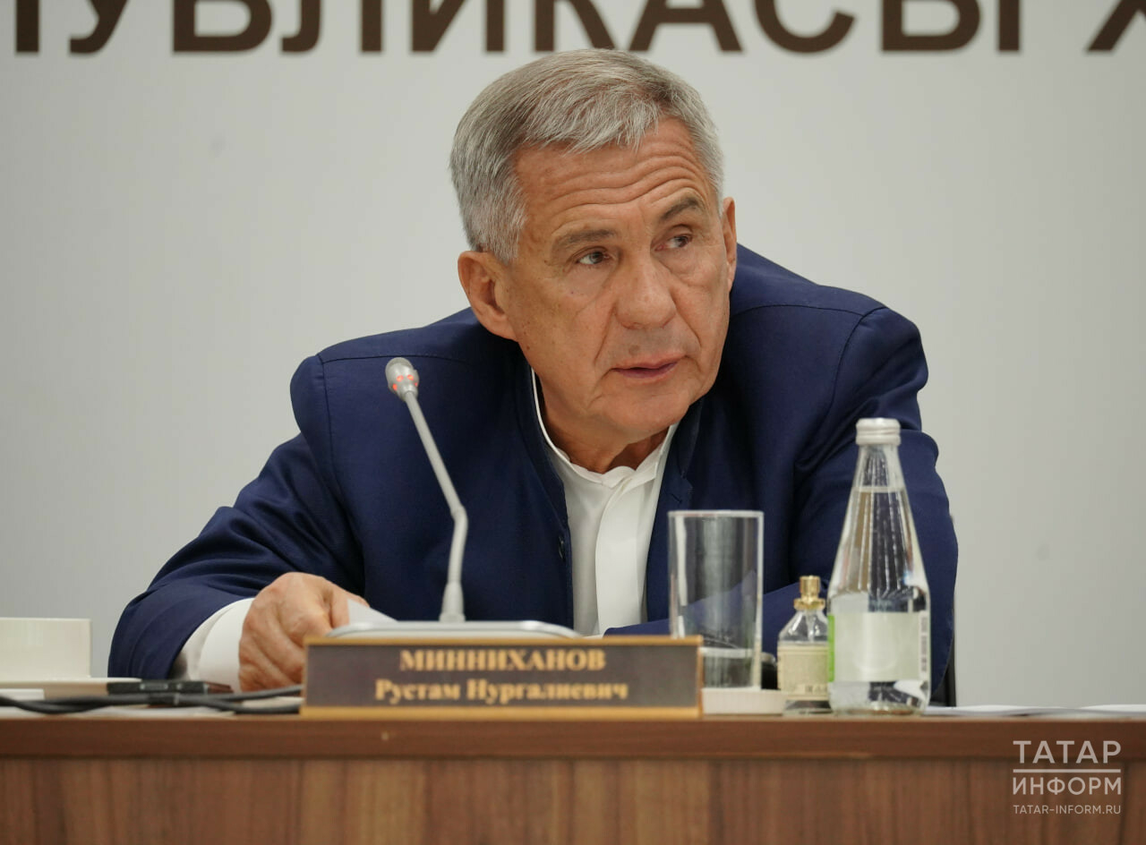 Минниханов объявил благодарность министру Крыма Михайлову