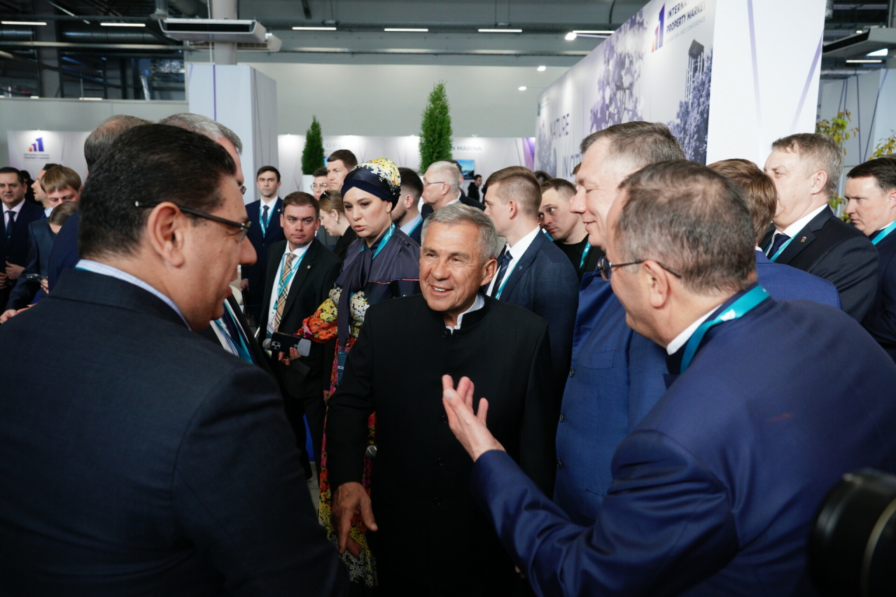 Минниханов и Хуснуллин осмотрели выставку инфраструктурных проектов на KazanForum
