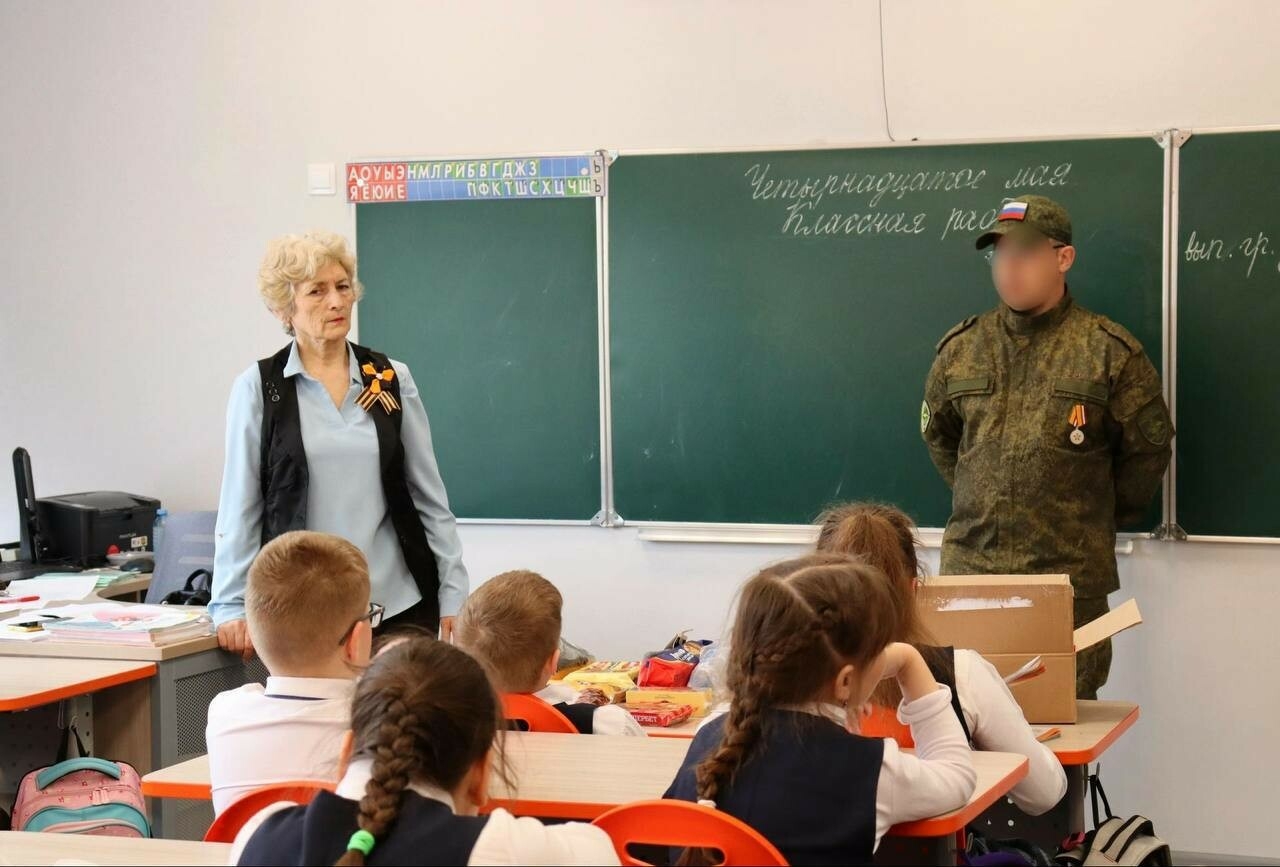 «Встреча с героем»: в Менделеевске отец школьника рассказал классу о службе на СВО