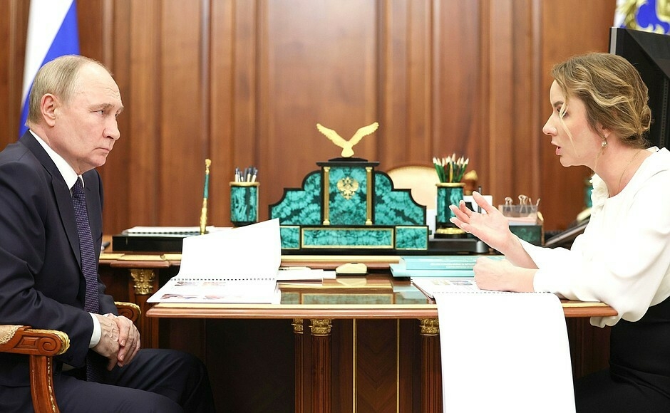 Путин назвал безобразием, когда детей забирают из семьи из-за неработающей печки