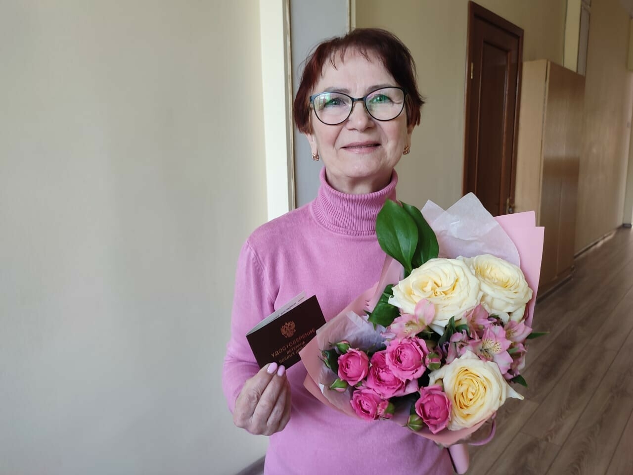 Жительнице Лениногорска вручили удостоверение сына — ветерана боевых действий