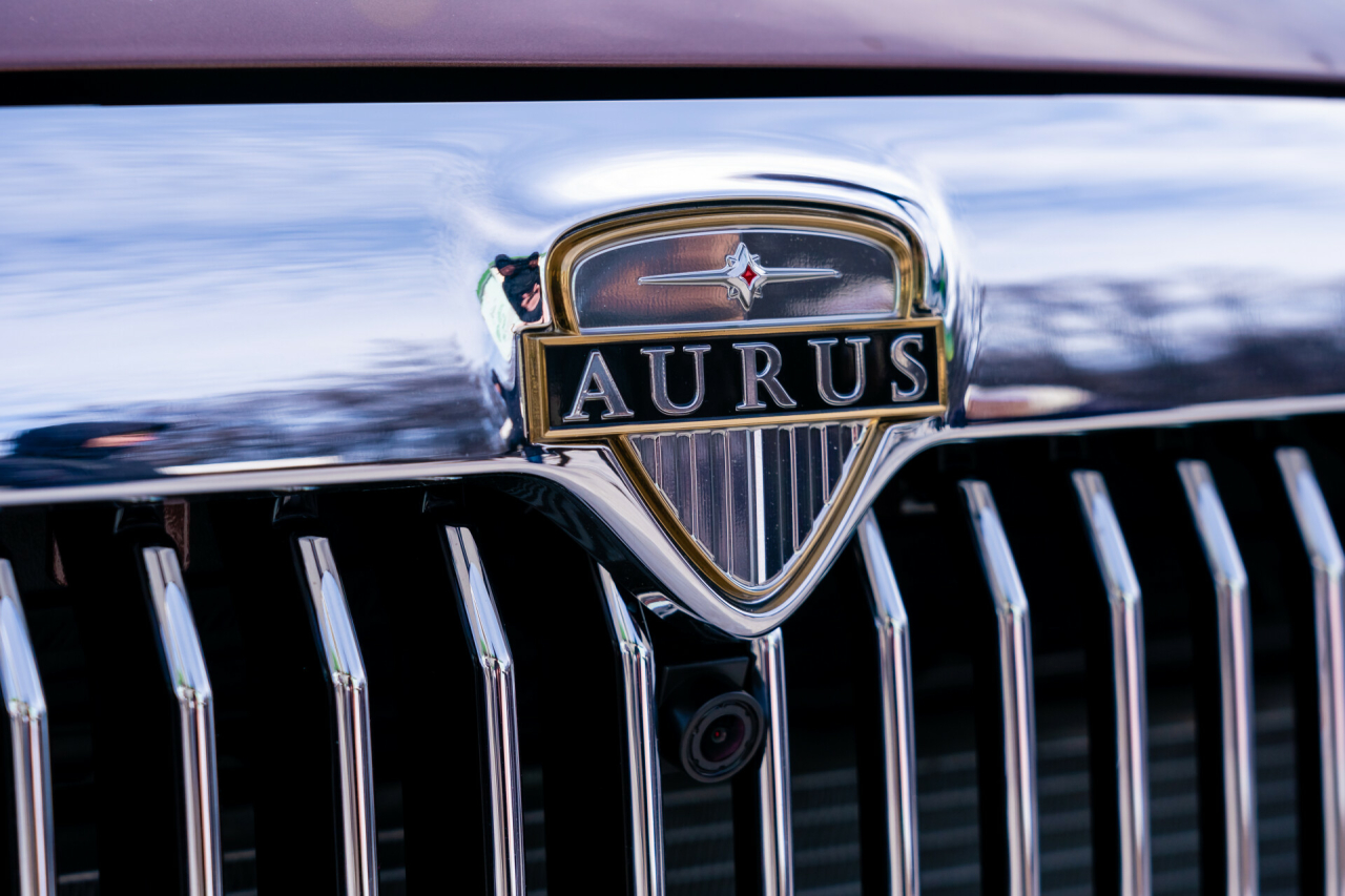 Журналист Зарубин показал обновленный лимузин Aurus