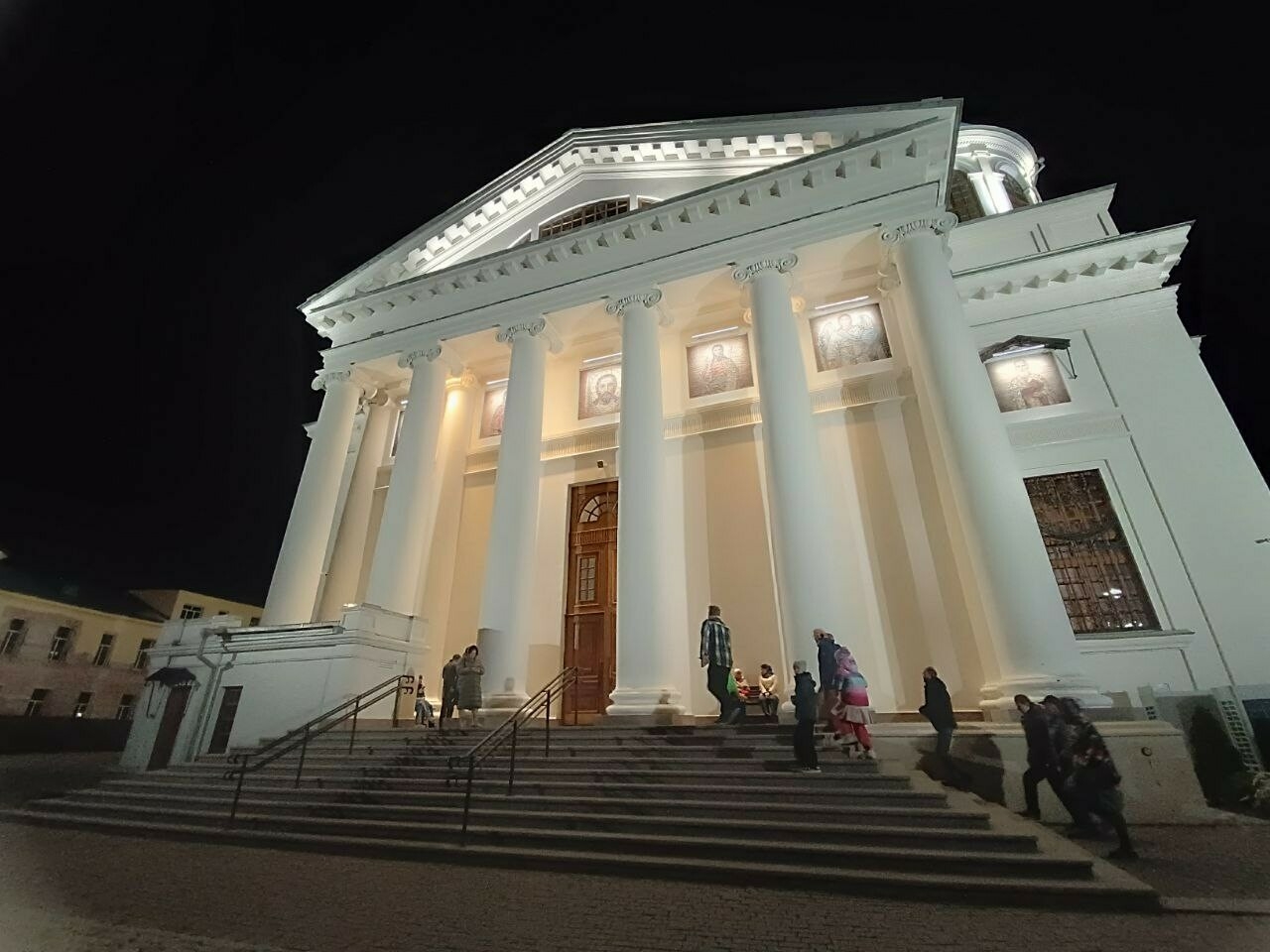 Православные Татарстана вместе с митрополитом Кириллом встретили Пасху в Казанском соборе