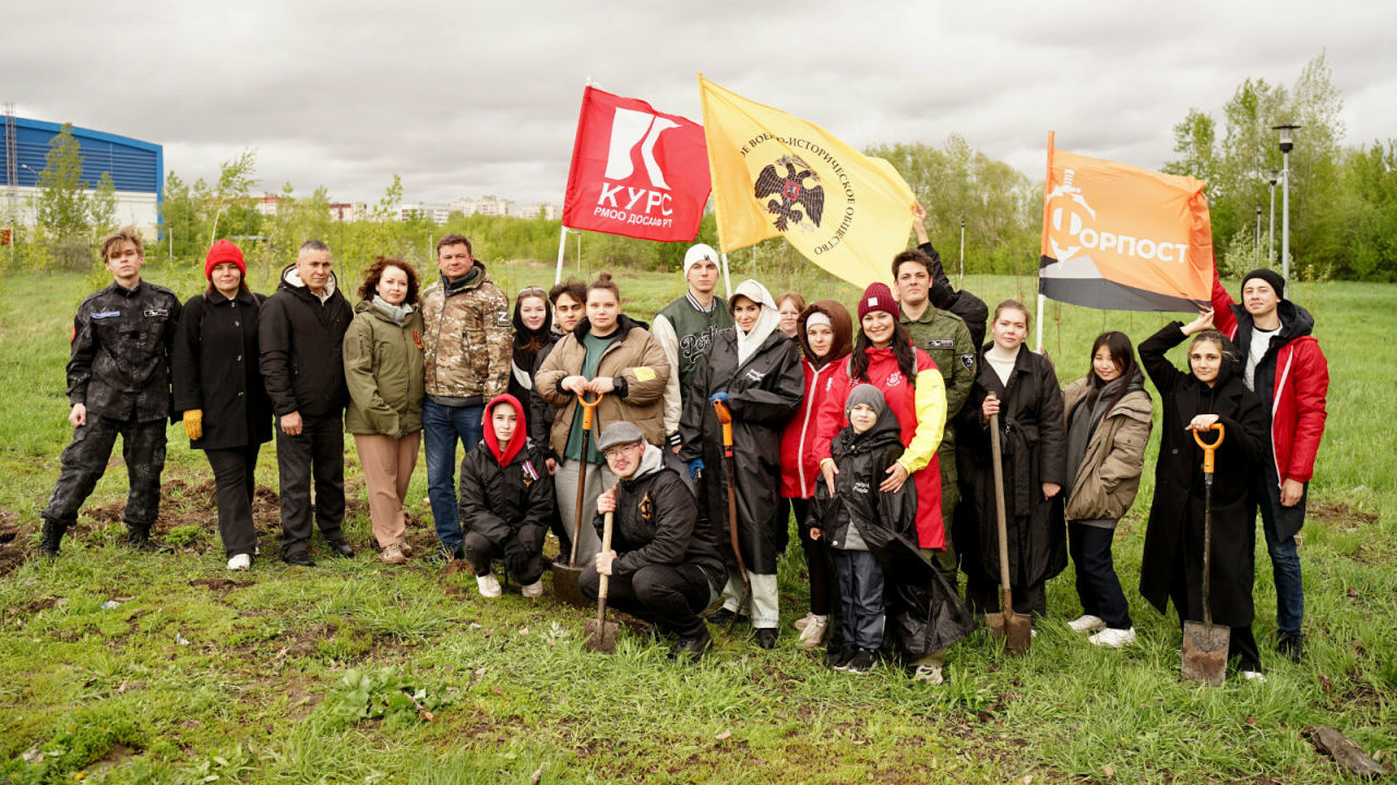 Молодые активисты Татарстана высадили яблони в парке Победы в Казани
