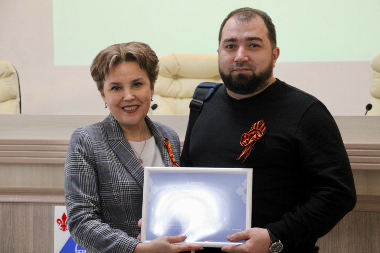 В Менделеевске новые врач и фельдшер получили 300 тысяч рублей