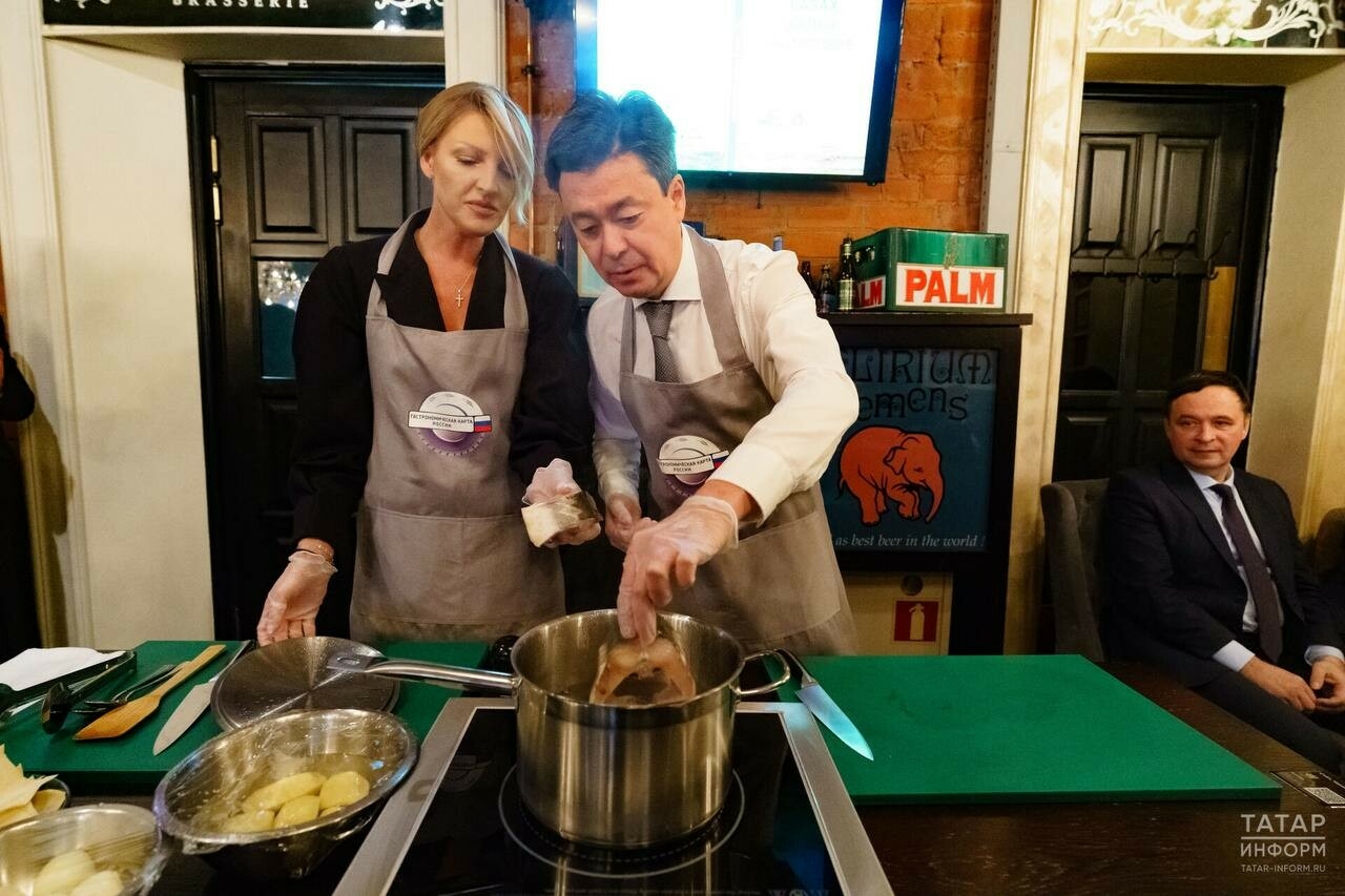 Генконсул Казахстана в Казани раскрыл секрет фишбармака и презентовал сборник сказок