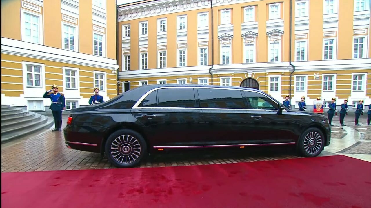 Путин отправился на церемонию инаугурации на рестайлинговом лимузине Aurus