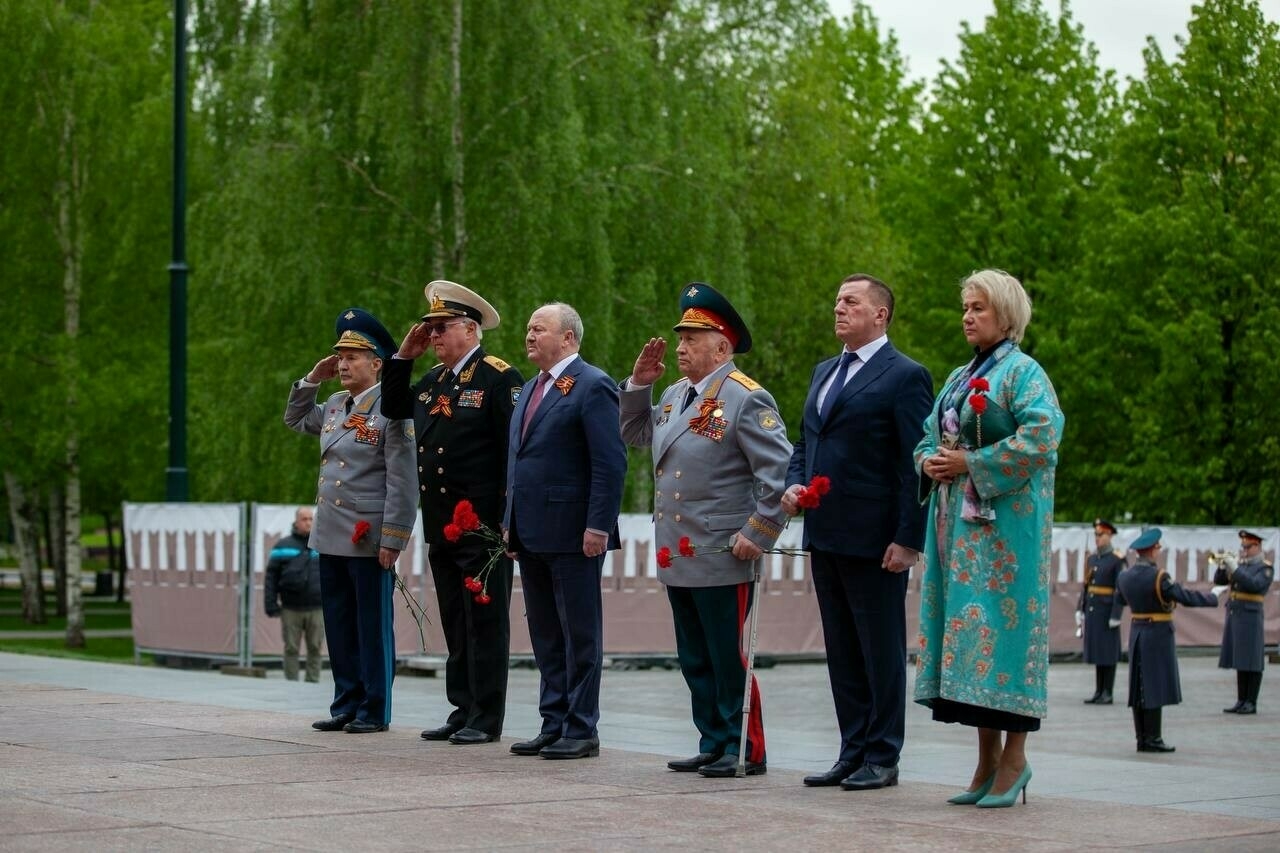 Равиль Ахметшин и делегация РТ возложили цветы к Вечному огню и памятнику Жукова в Москве