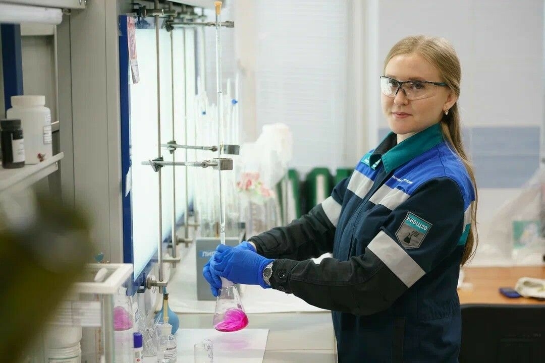 «Я работаю в свое удовольствие»: химик лаборатории НКНХ рассказала о любви к профессии