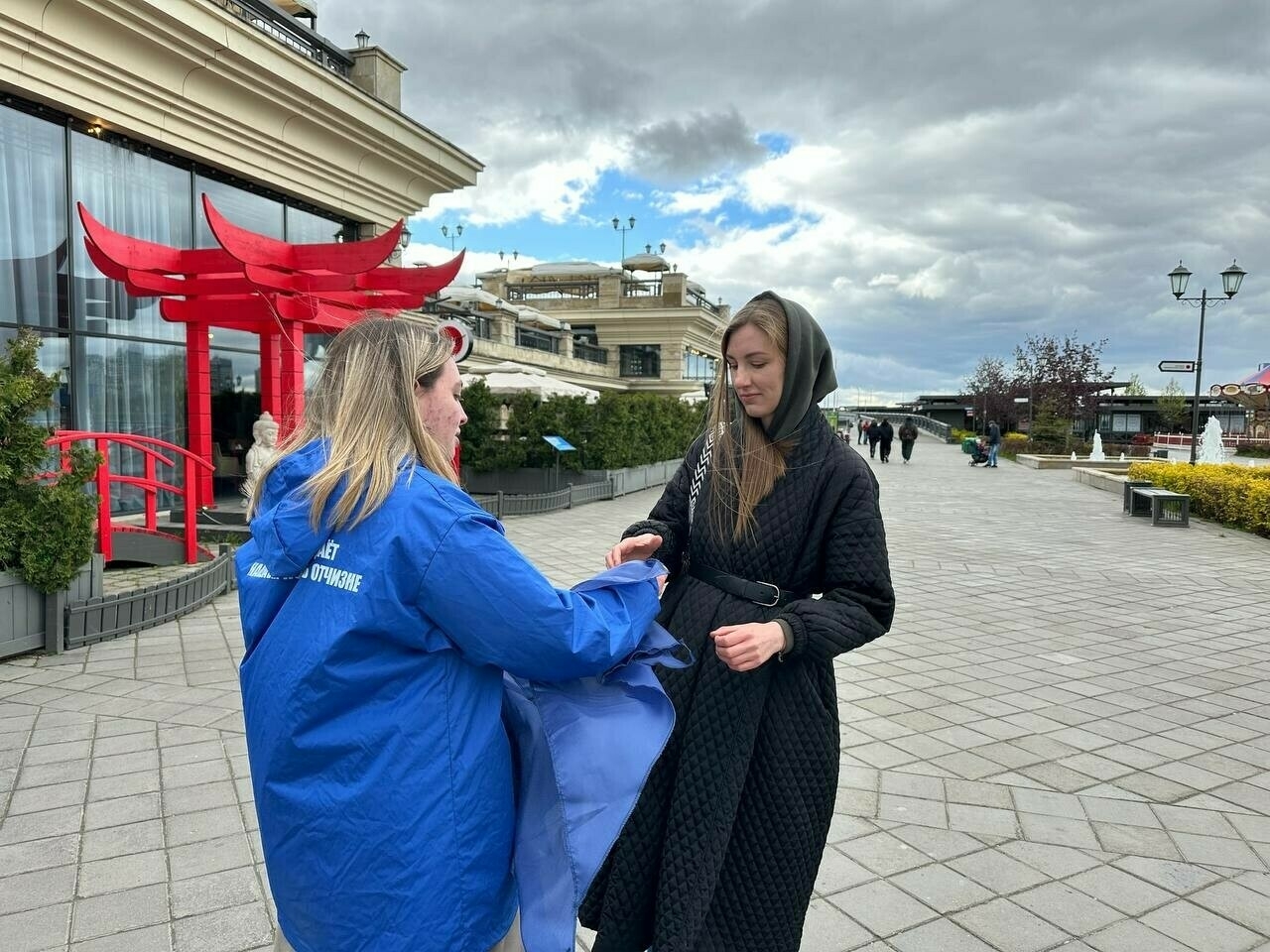 Молодогвардейцы раздали 300 синих платочков жительницам Казани