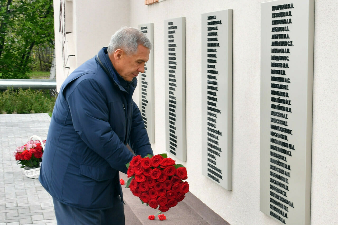 Минниханов возложил цветы к мемориалу работникам порохового завода в Казани