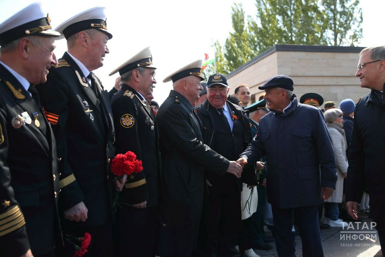 Рустам Минниханов возложил цветы к вечному огню в казанском парке Победы