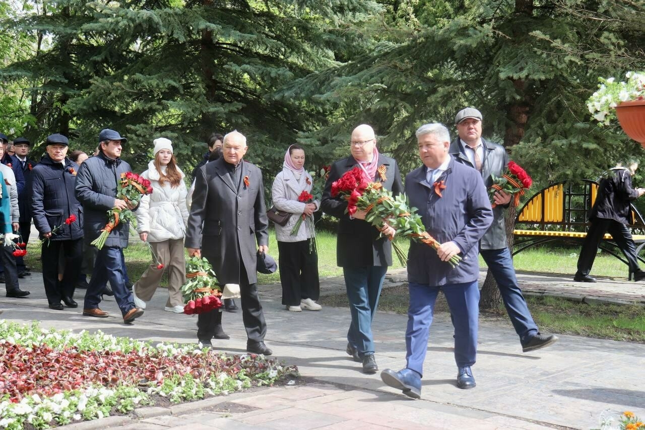 Замминистра финансов РФ Алексей Лавров возложил цветы к Вечному огню в Зеленодольске