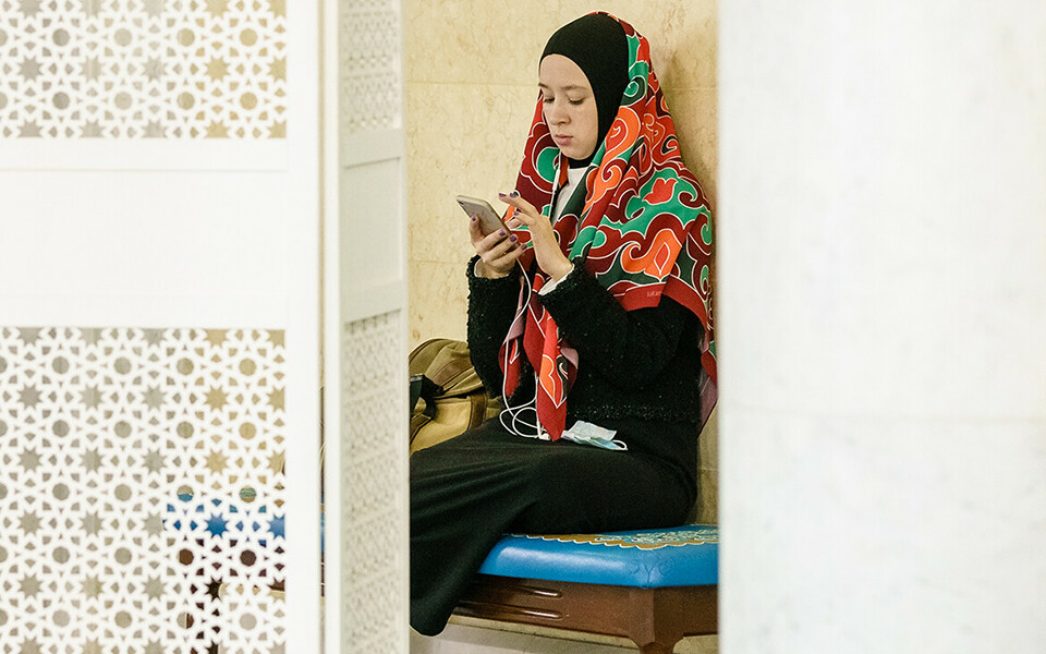 «Можно устроить семейный челлендж – «день без телефона»: хазрат о соцсетях и гаджетах