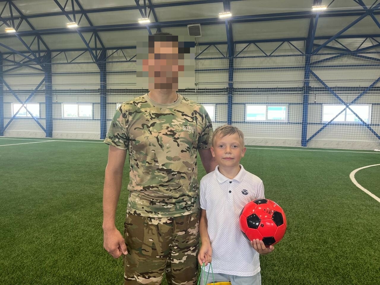 Боец СВО встретился в Пестрецах с мальчиком, который написал ему письмо