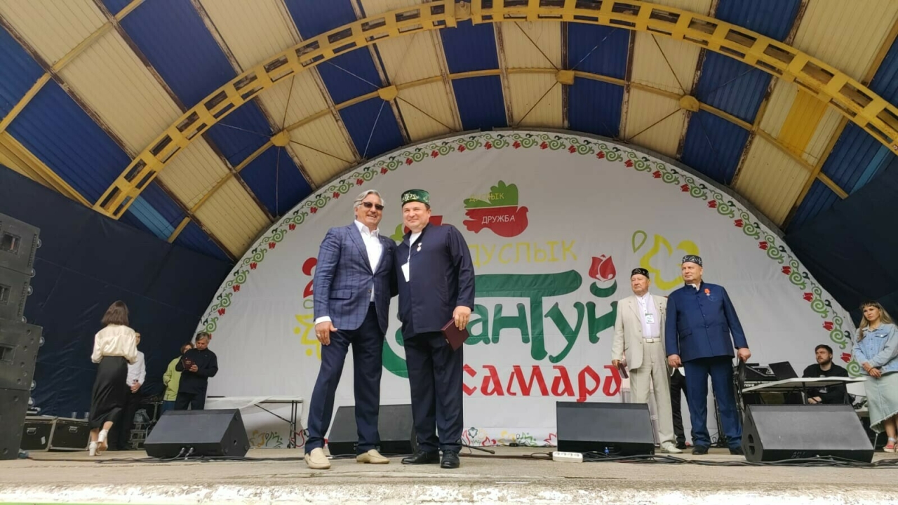Шайхразиев вручил награды Всемирного конгресса татар на Сабантуе в Самаре