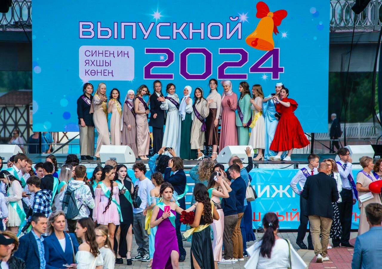 21 стобалльник и 104 золотые медали: Муллин поздравил выпускников Нижнекамска