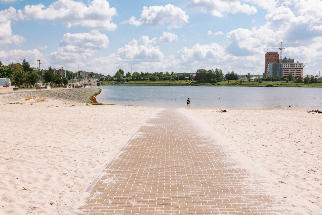 В Альметьевске после обновления заработал открытый бассейн возле пляжа