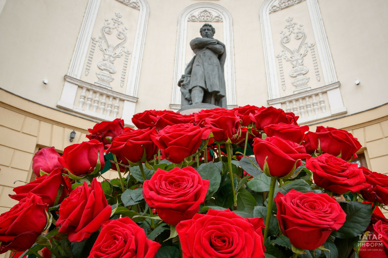 Шаймиев и Мухаметшин возложили цветы у памятника Пушкину в Казани