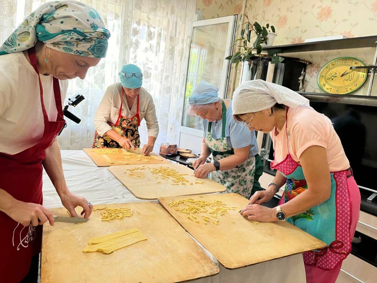 С душой и песнями: волонтеры Челнов отправили 180 кг чак-чака бойцам СВО