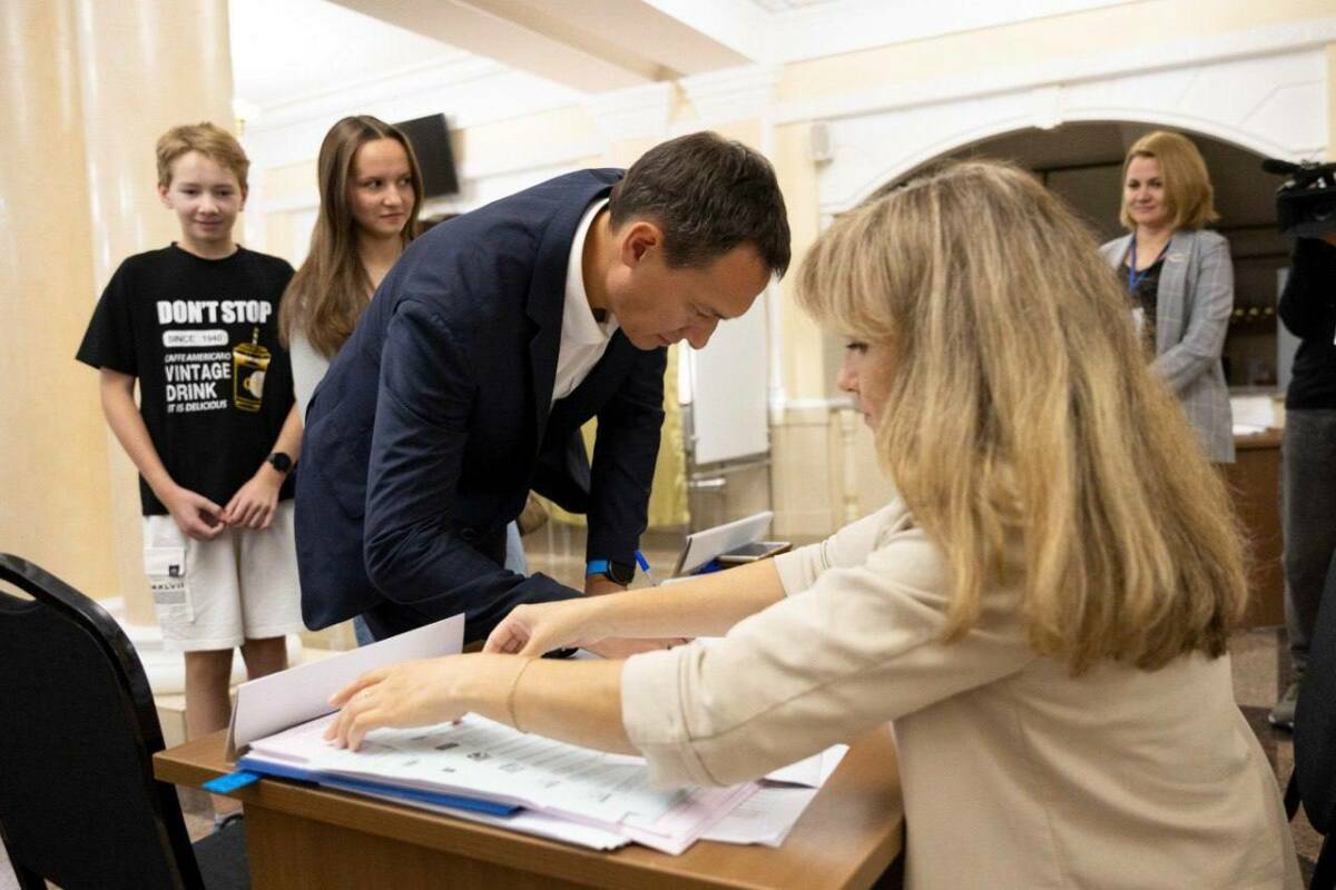 «Будущее в наших руках»: мэр Альметьевска пришел на выборы с семьей